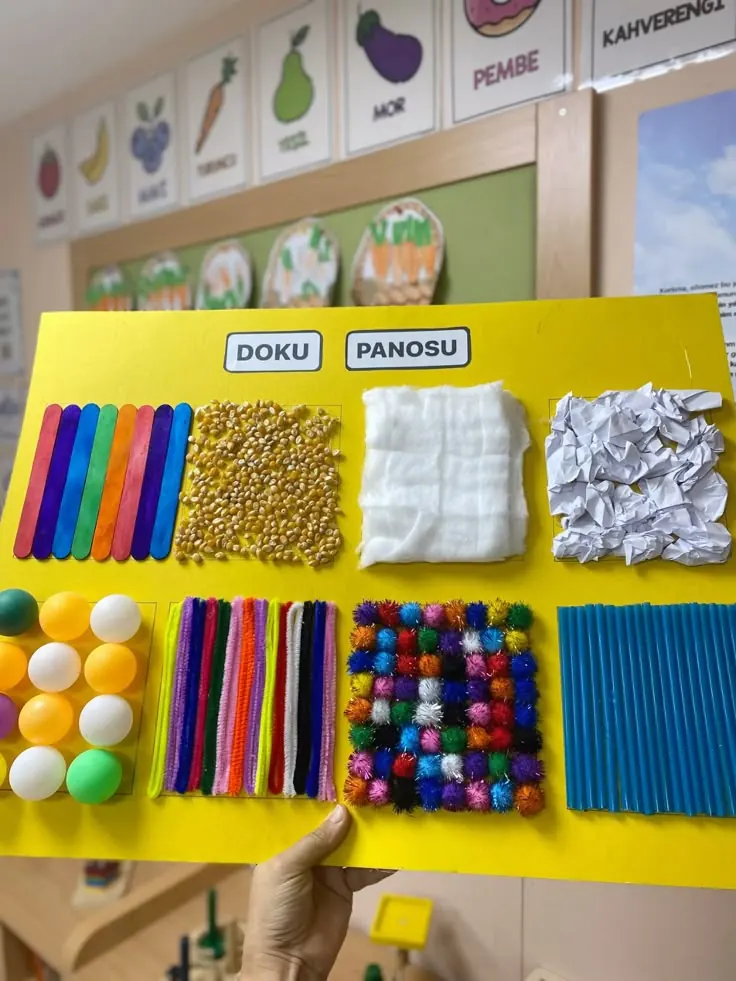 Texture board: sensorial materials in different textures