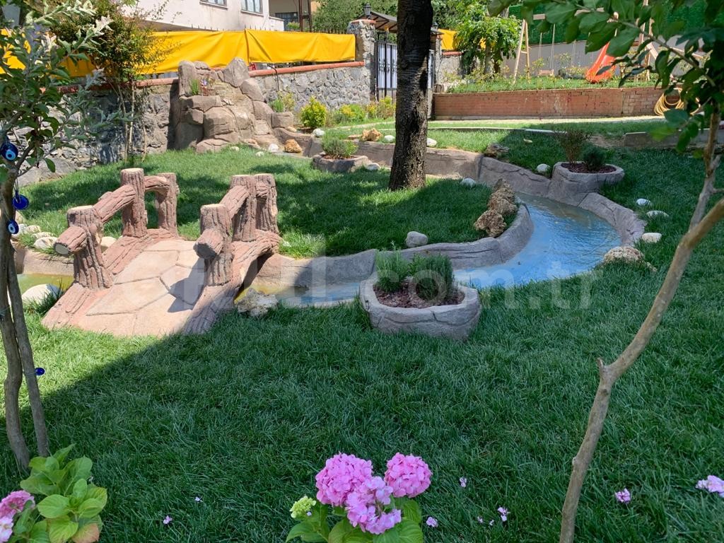 Resim yapan bir çocuk ve renkli boyalar