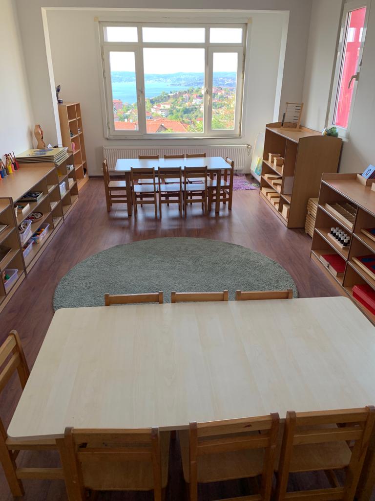 Montessori sınıfındaki düzenli bir ortam